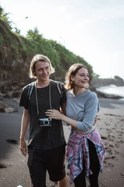年轻夫妇在海滩度假 — 图库照片