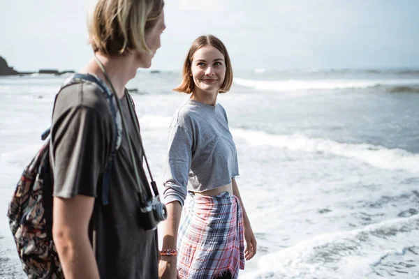 Jeunes vacances en couple sur la plage — Photo