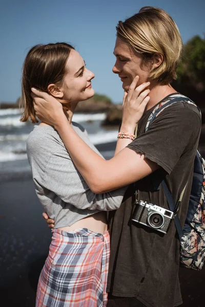 Jeunes vacances en couple sur la plage — Photo