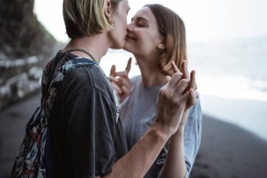 Genç çift plajda tatil yapıyor.