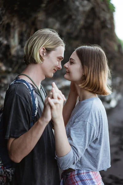 Vacaciones de pareja joven en la playa — Foto de Stock