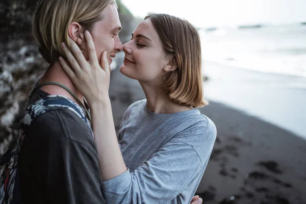 Unga par semester på stranden — Stockfoto