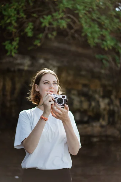 Fotógrafa do sexo feminino tirando foto com sua câmera — Fotografia de Stock