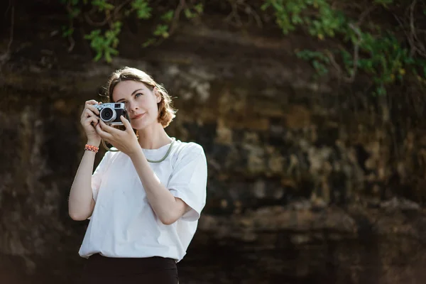 Fotógrafa do sexo feminino tirando foto com sua câmera — Fotografia de Stock