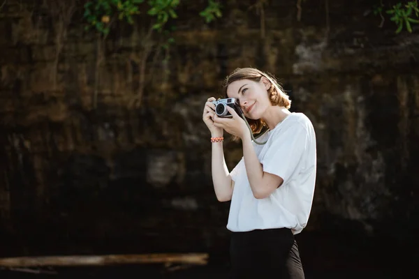 Fotógrafa do sexo feminino tirando foto com sua câmera — Fotografia de Stock