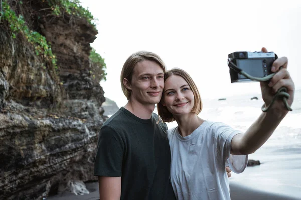 Pareja joven en la playa — Foto de Stock