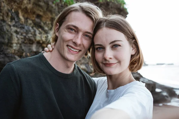 Unga par på stranden — Stockfoto