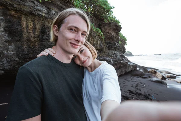 Unga par på stranden — Stockfoto