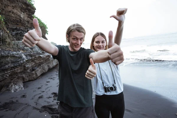 Jeune couple sur la plage — Photo