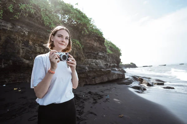 Female photographer taking photo with her camera — Stock Photo, Image