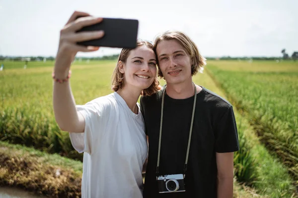 Le couple prend un selfie — Photo