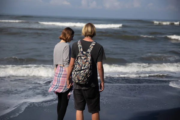 Jeunes vacances en couple sur la plage — Photo