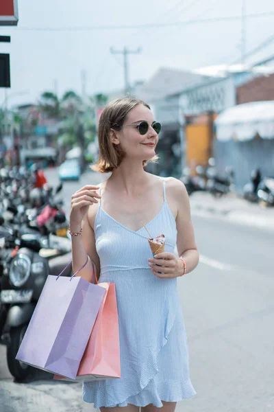 Atractiva mujer con bolsa de compras caminando en la ciudad — Foto de Stock
