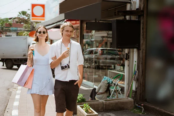 Vacances d'été d'un couple marchant sur le centre commercial en Asie — Photo