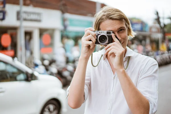 Homem fotógrafo com câmera — Fotografia de Stock