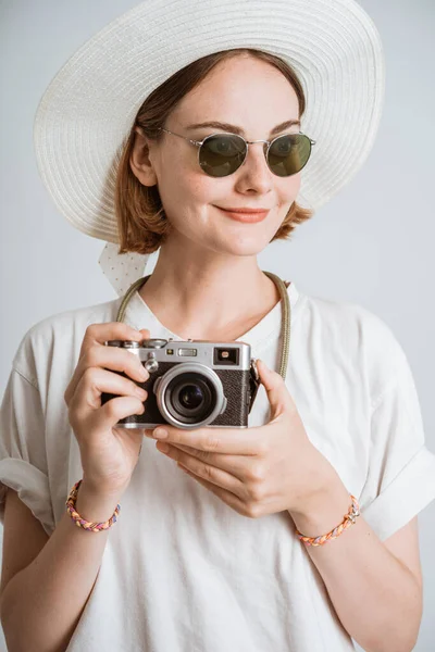 Vrouw fotograaf gaan op vakantie over witte achtergrond — Stockfoto