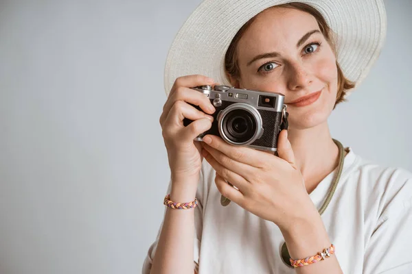 Vrouw fotograaf gaan op vakantie over witte achtergrond — Stockfoto