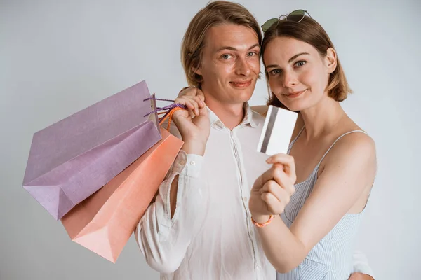 Par med shoppingväska och innehav av kreditkort — Stockfoto