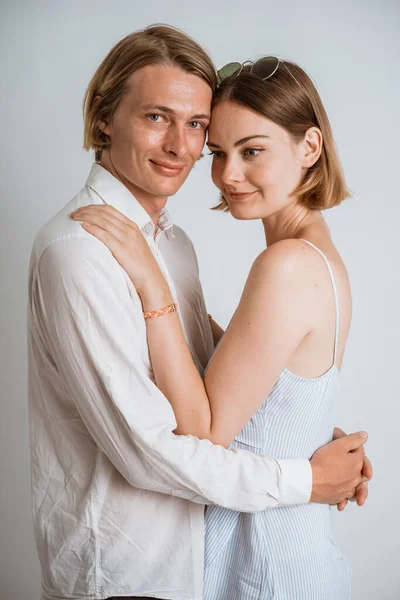 Par omfamna varandra över vit bakgrund — Stockfoto