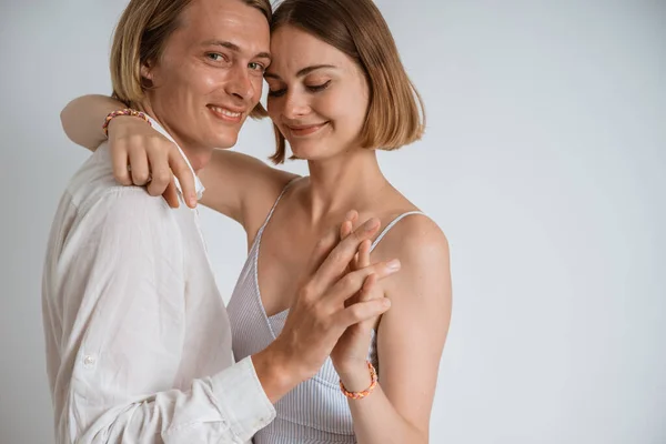 Пара обіймає один одного на білому тлі — стокове фото