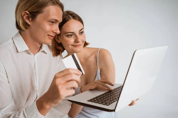 Belo casal compras on-line usando cartão de crédito — Fotografia de Stock