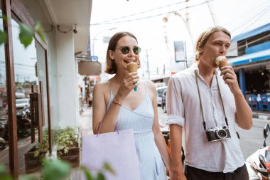 Asya 'da alışveriş merkezinde yürüyen bir çiftin yaz tatili
