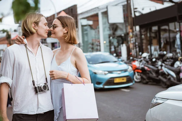 Vacances d'été d'un couple marchant sur le centre commercial en Asie — Photo