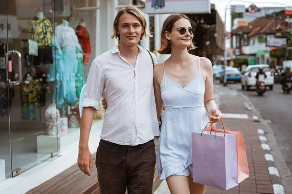アジアのショッピングセンターを歩くカップルの夏休み — ストック写真