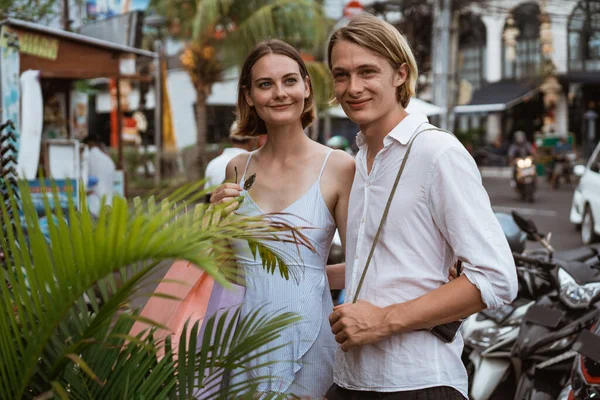 Vacances d'été d'un couple marchant sur le centre commercial en Asie — Photo