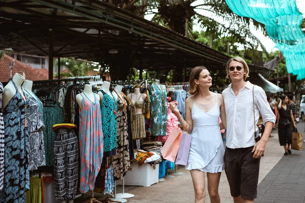 Vacances d'été d'un couple marchant sur le centre commercial en Asie — Photo