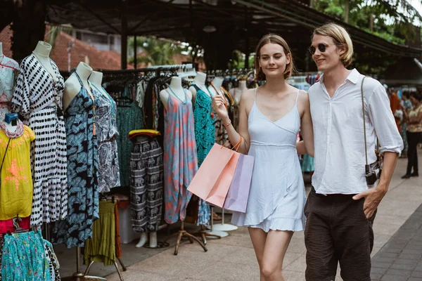 アジアのショッピングセンターを歩くカップルの夏休み — ストック写真