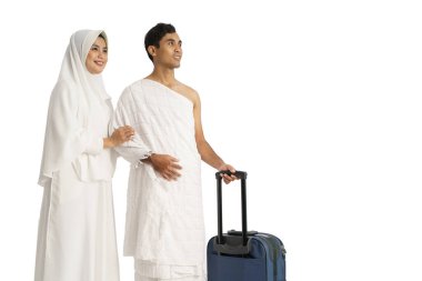 Güzel müslüman çift hac ve umrah yürüyüşü