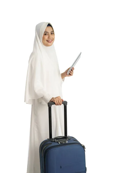Ásia muçulmano mulher com branco vestido — Fotografia de Stock
