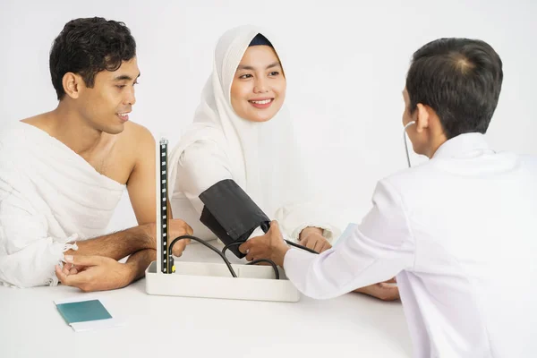 Muslim medical checkup before hajj or umrah — Stock Photo, Image