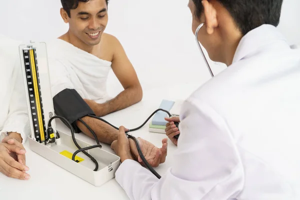 Control del paciente para la prueba de presión arterial para umrah y hajj —  Fotos de Stock