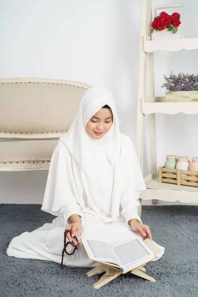 Azjatycka młoda kobieta modląca się z Al-Koranem i kulkami modlitewnymi — Zdjęcie stockowe