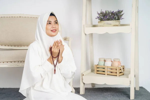 Moslim jonge vrouw bidden in witte traditionele kleren — Stockfoto