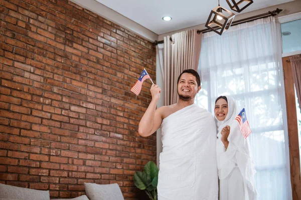 Asiática esposa e marido segurando bandeira nacional da Malásia — Fotografia de Stock