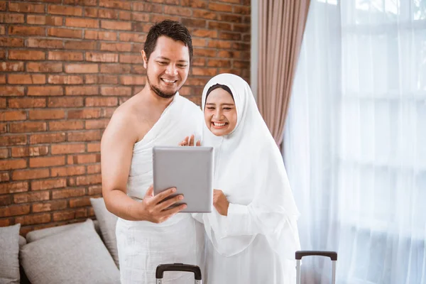 Asian muslim couple hajj using tablet — 图库照片