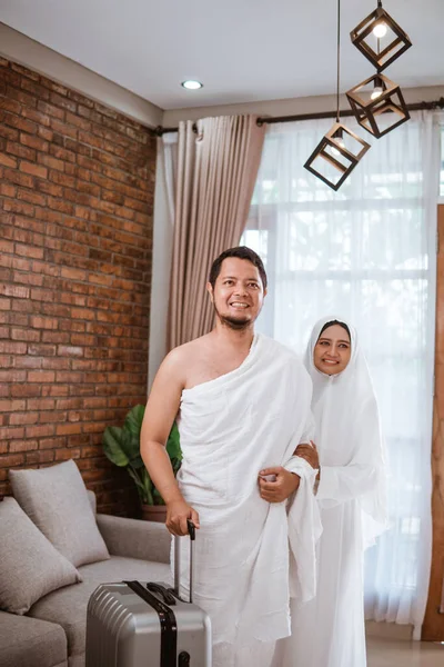 Muzułmańscy pielgrzymi żona i mąż gotowi na Umrah — Zdjęcie stockowe