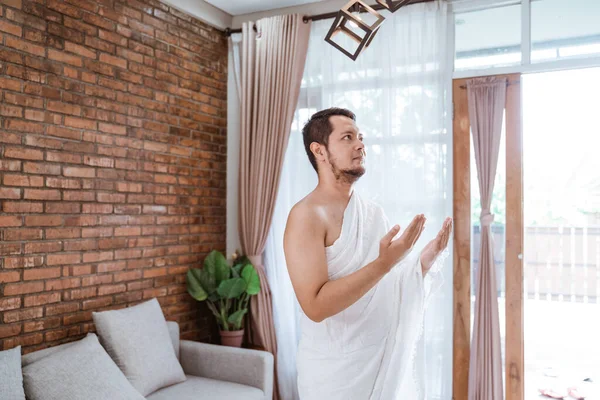 Hombre musulmán rezando usando ropa de ihram —  Fotos de Stock