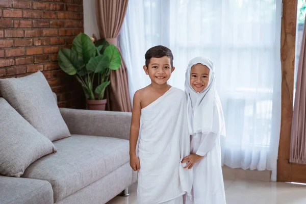 Ребенок в мусульманской одежде из ихрама и платье — стоковое фото