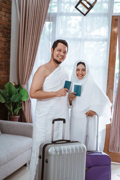 Peregrinos musulmanes esposa y marido listo para Umrah — Foto de Stock