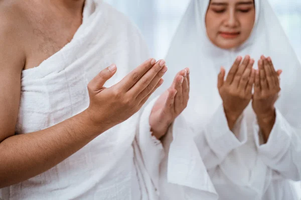 Hand, die ihren Arm öffnet — Stockfoto