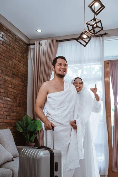 Peregrinos muçulmanos esposa e marido pronto para Umrah — Fotografia de Stock