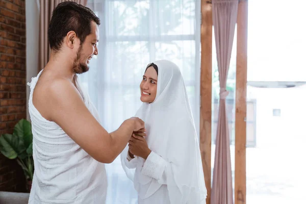 Estrechar la mano esposa beso maridos mano después de rezar — Foto de Stock