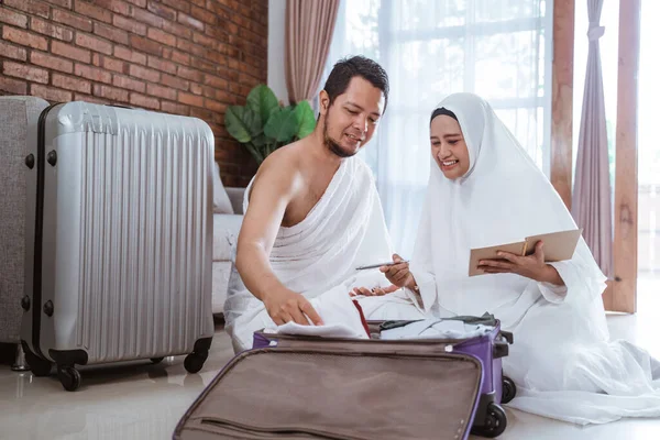 Peregrinos musulmanes esposa y marido preparan el artículo — Foto de Stock