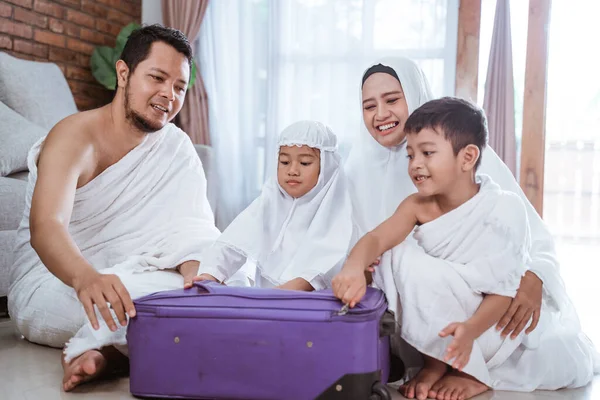 Familia musulmana hajj y umrah peregrino con niños —  Fotos de Stock