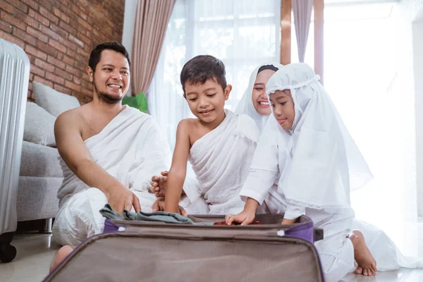 Famiglia musulmana imballaggio per umrah e hajj — Foto Stock