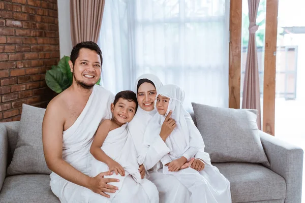 Muslim indah keluarga haji — Stok Foto